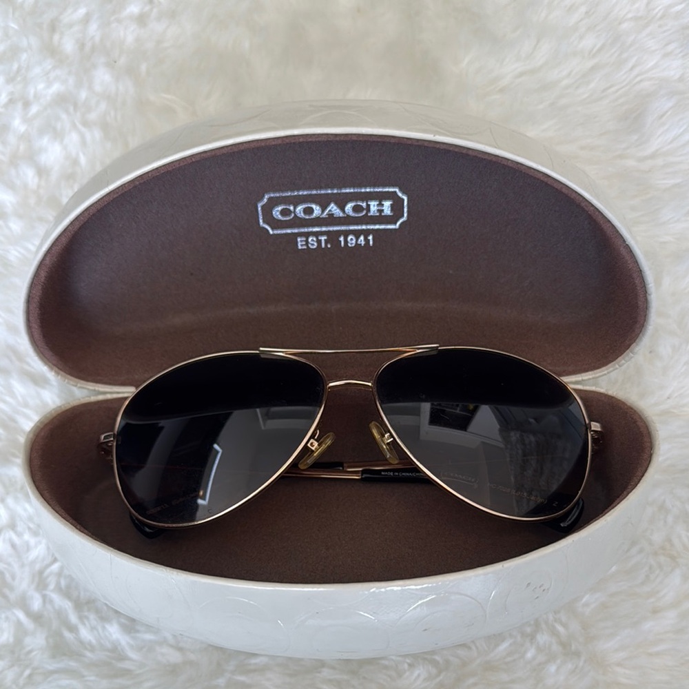 Woman’s coach Gold Aviator Sunglasses with case